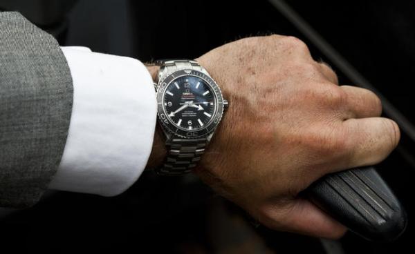 daniel_craig_in_skyfall_wearing_omega_seamaster_3